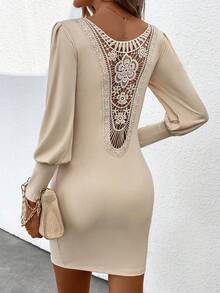 SHEIN Essnce 女款純色圓領後背刺繡鏤空連身裙 - 杏色 - 查看 4