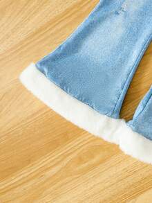 Áo thun cổ cao in hình gấu cho bé gái kèm quần ống loe denim có viền tua rua, 2 chiếc/bộ - trắng - Xem 3