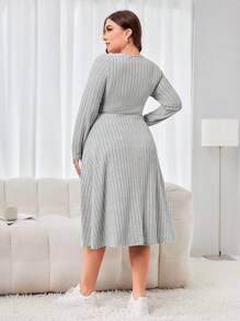 Mulvari 大尺碼純色優雅扭結長袖連身裙 - 淺灰色 - 查看 2