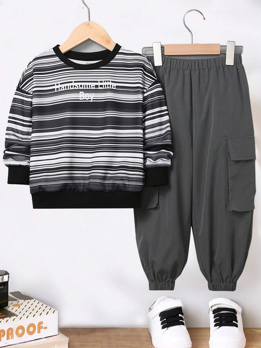 件裝幼兒男孩休閒學院條紋和字母印花運動衫和帶蓋口袋工裝褲，舒適溫暖的冬季服裝，適合家庭、街頭和學校場景