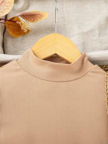 SHEIN 小女孩都會優雅毛衣,帶蓬松袖和翻領,綠色格紋裙兩件套裝 - 卡其色 - 查看 3