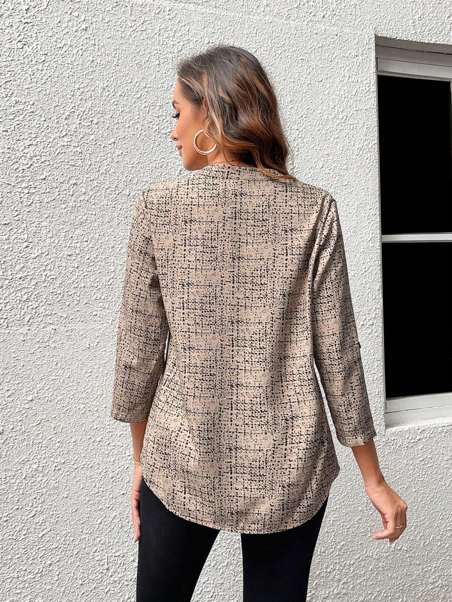 Bluse mit gezacktem Kragen