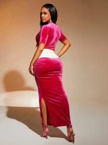 SHEIN SXY Conjunto De Top De Manga Corta Y Falda Con Abertura De Peluche De Bloque De Color De San Valentín Para Mujer