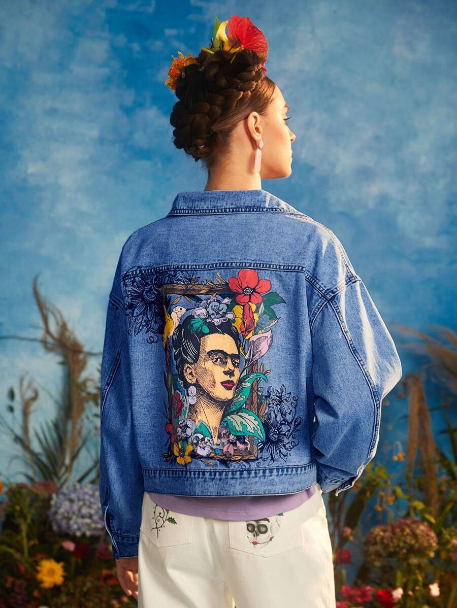 Frida Kahlo X SHEIN 女式角色印花翻蓋細節扣子丹寧外套 - 中等水洗藍 - 查看 1