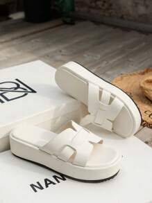 假期季节女士蟒蛇压纹厚底坡跟凉鞋，女士舒适坡跟凉鞋，女士优雅家居拖鞋，适合派对、户外、时尚、圣诞节、仿皮厚底坡跟拖鞋 - 白色 - 查看 3