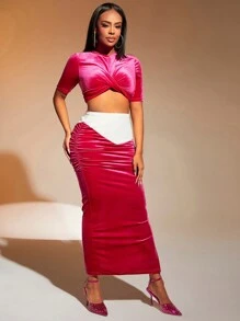 SHEIN SXY Conjunto De Top De Manga Corta Y Falda Con Abertura De Peluche De Bloque De Color De San Valentín Para Mujer