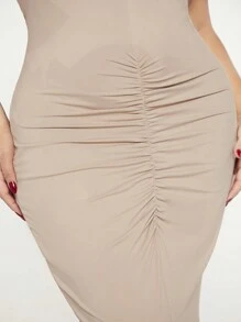 SHEIN SXY 大尺碼女用褶襉魚尾吊帶洋裝 - 卡其色 - 查看 7