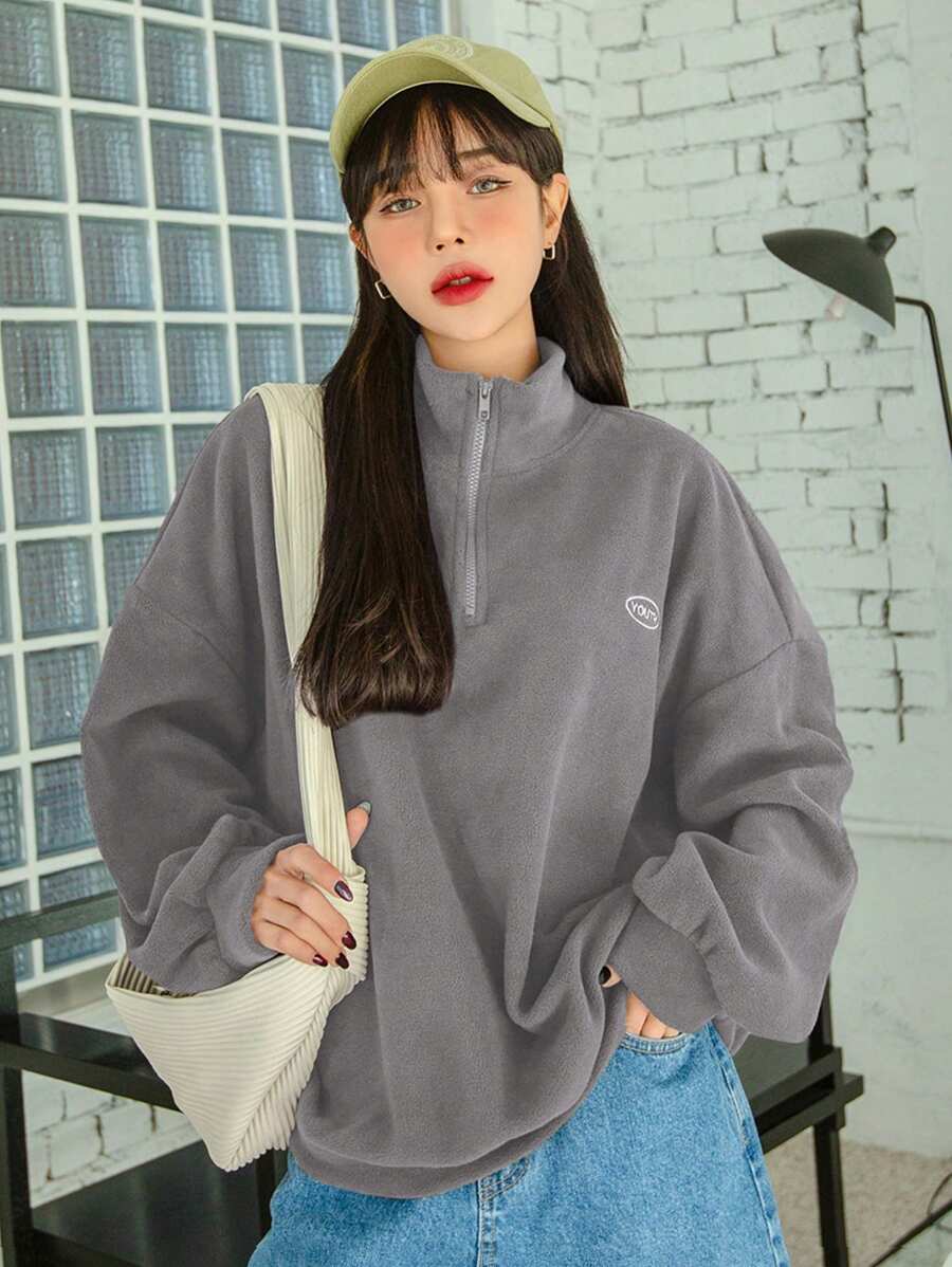 DAZY 字母繡花拉鍊半開領下落肩束口上衣 - 淺灰色 - 查看 1