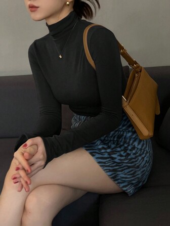 DAZY Camiseta básica de cuello alto de unicolor de manga larga para mujer