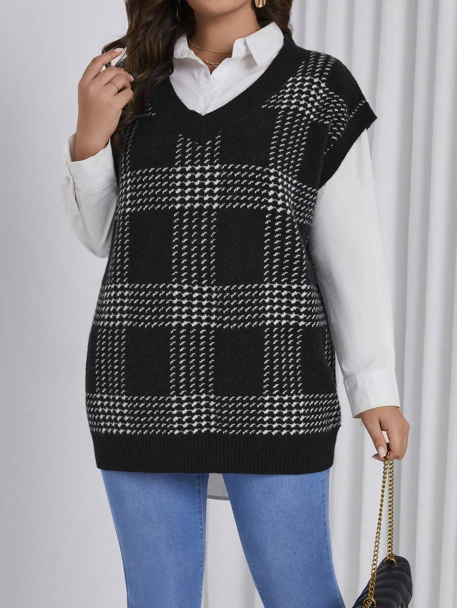SHEIN Essnce 女性的加大尺寸格紋圖案v領毛衣背心 - 黑色 - 查看 1