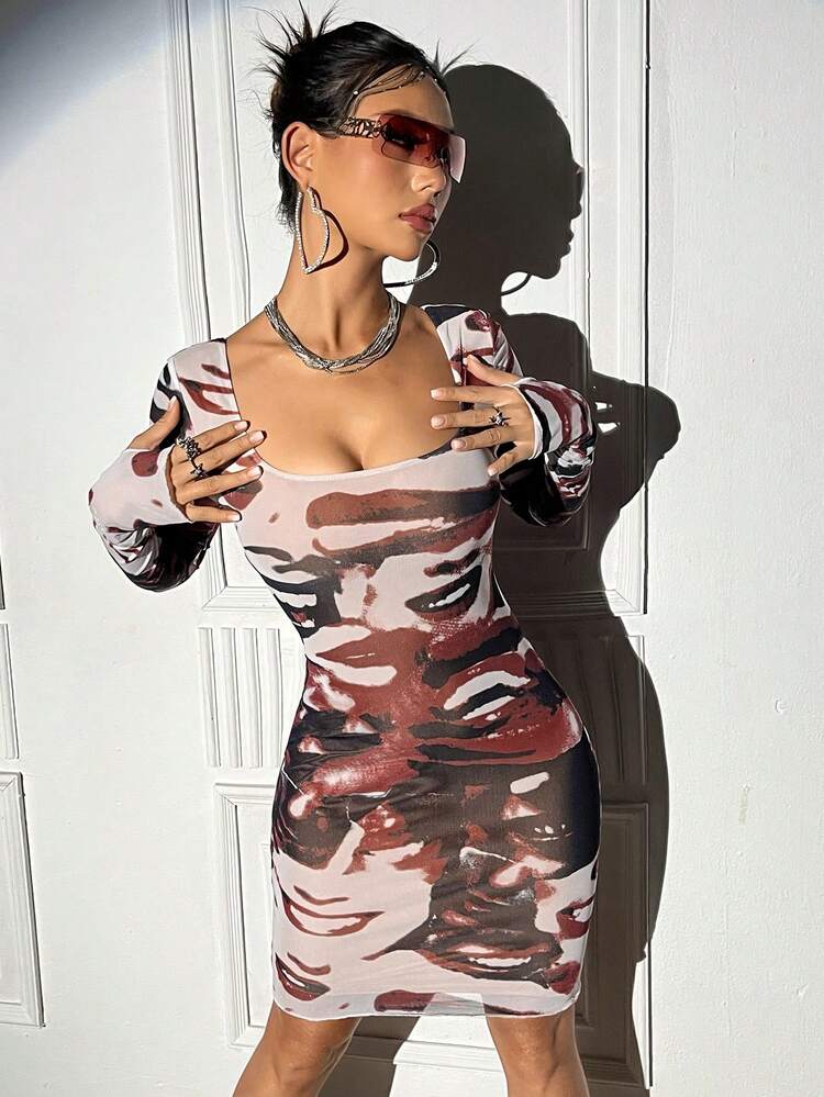 Women's Slim Fit Bodycon Dress With Portrait Print And Square Neckline