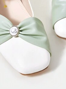 SheIn MOD أحذية نسائية بكعب مربع بلون أبيض معكوس وزاوية قدم متينة مع اللؤلؤ الاصطناعي