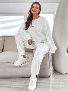 SHEIN Essnce 女式大尺碼字母徽章裝飾運動衫和運動褲兩件套 - 白色 - 查看 1