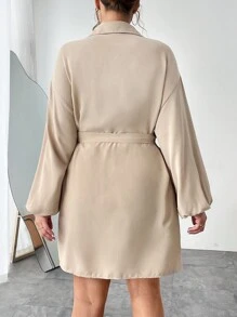 SHEIN Essnce 大尺碼按鈕後開衩口袖連腰帶洋裝 - 杏色 - 查看 2