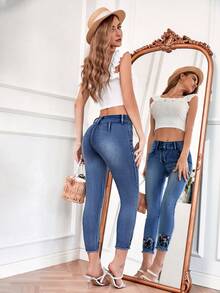 EMERY ROSE Floral Embroidery Frayed Hem Jeans - Blue - View 2