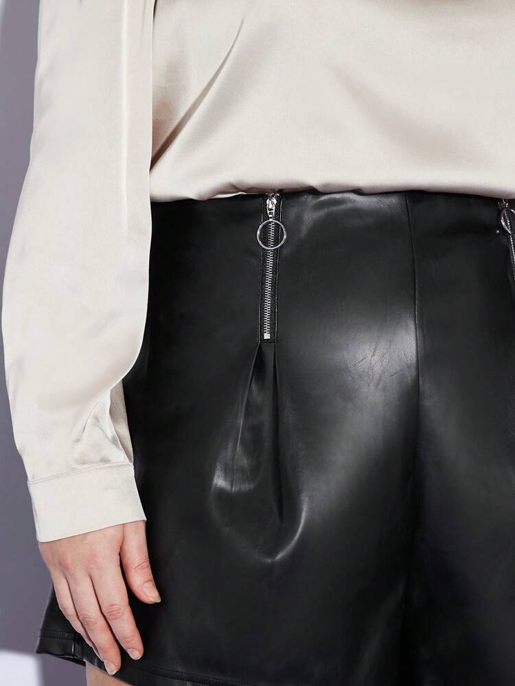 Women's Plus Size Zipper Decorated Pleated Shorts