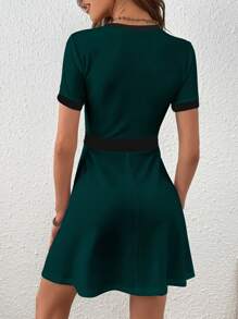 SHEIN Privé 女用撞色捲邊圓領繫帶腰部 A 字連身裙 - 墨綠色 - 查看 2