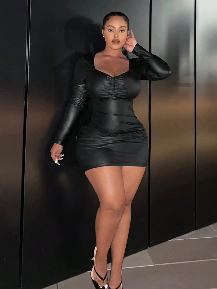 Slaydiva Kích thước lớn Xếp li Da giả Đầm Với Cổ Trái tim - màu đen - Xem 1