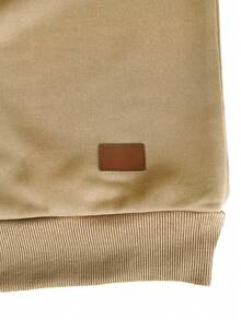 Manfinity Homme Bộ đồ nam màu trơn gồm áo sweatshirt và quần dài tay trễ vai, có họa tiết thêu. - Màu Khaki - Xem 3