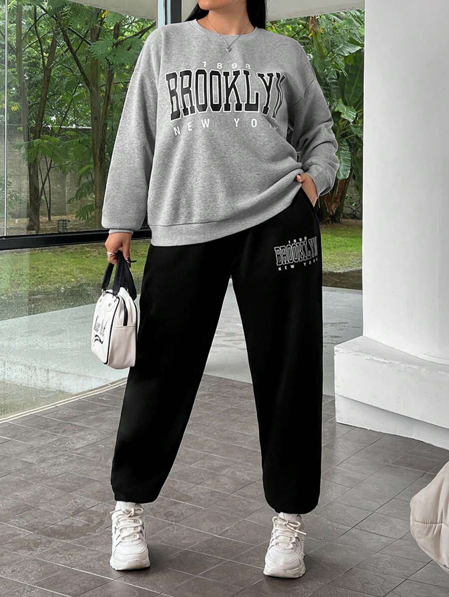 SHEIN EZwear 大尺碼字母印花運動上衣和運動長褲套裝 - 彩色 - 查看 1