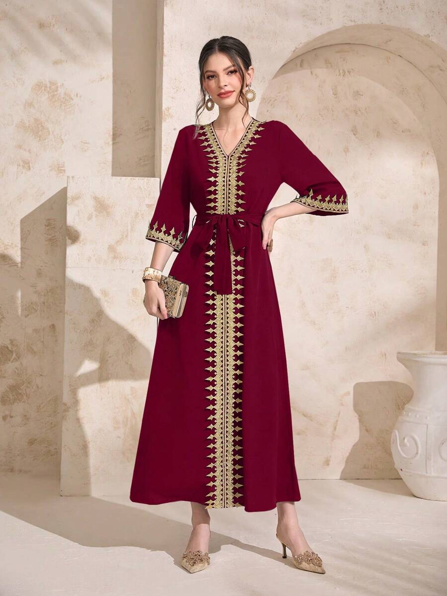 Al Najma 勃艮第红女士 V 领拼接编织腰带系腰连衣裙，端庄的长袍
