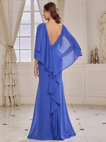 SHEIN Belle فستان وصيفة الشرف ذو ياقة عميقة على شكل حرف V ، وتريم مطرز ، وذيل غير متماثل - الأزرق - مشاهدة 1