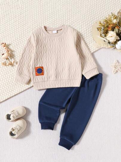 男童色塊拼接刺繡紋織圓領衫和褲子套裝，適合春秋冬季穿著
