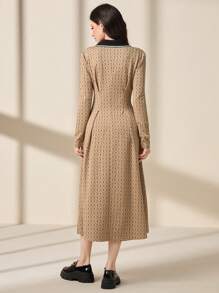 Mulvari 女款印花拼布 V 領腰帶連身裙 - 卡其色 - 查看 2