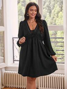 SHEIN Frenchy 加大尺碼純色蕾絲拼接連衣裙 - 黑色 - 查看 2