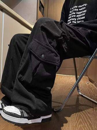 Manfinity Roghcode Herren Loose Fit Cargo Hose mit Klapptaschen und Kordelzug Taille, einfache lange gerade Bein Hose für den Urlaub, in Schwarz, als Geschenk für Ehemann oder Freund, für den Herbst