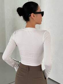 Dazy Star Của phụ nữ Vòng cổ Thon gọn Áo thun Với Màu thuần Và Nút Chi tiết - trắng - Xem 2