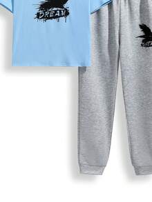 適用於青少年男孩的休閒動物及字母圖案短袖寬鬆圓領上衣和純色針織長褲套裝 - 彩色 - 查看 4