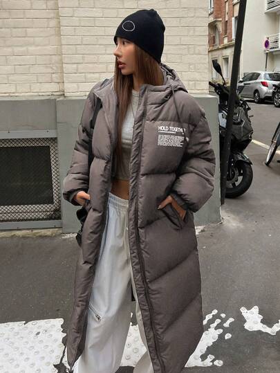 DAZY Abrigo acolchado con capucha y gráfico de texto, abrigo de invierno casual de mujer con parches, bolsillos, cremallera, mangas regulares, ajuste regular, abrigos de mujer de invierno en color caqui con letras, ropa de mujer de invierno, abrigo de invierno para mujer