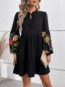 SHEIN Essnce 女士花朵刺繡a字裙連荷葉邊領口 - 黑色 - 查看 1