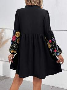 SHEIN Essnce 女士花朵刺繡a字裙連荷葉邊領口 - 黑色 - 查看 2