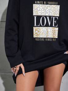 RueChic 女性大尺碼字母印花帽衫連衣裙 - 黑色 - 查看 4