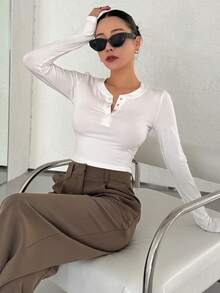 Dazy Star Của phụ nữ Vòng cổ Thon gọn Áo thun Với Màu thuần Và Nút Chi tiết - trắng - Xem 6