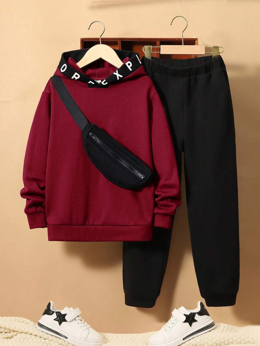 SHEIN Tween 男孩休閒拼色連帽衫字母印花慢跑針織套裝配純色下裝配配套包袋 - 酒紅色 - 查看 1