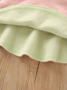 SHEIN Conjunto De Suéter Y Falda Con Patrón De Fresa Para Niñas Pequeñas - Beis - Ver 7