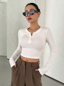 Dazy Star Của phụ nữ Vòng cổ Thon gọn Áo thun Với Màu thuần Và Nút Chi tiết - trắng - Xem 7