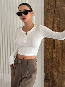 Dazy Star Của phụ nữ Vòng cổ Thon gọn Áo thun Với Màu thuần Và Nút Chi tiết - trắng - Xem 4