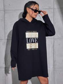 RueChic 女性大尺碼字母印花帽衫連衣裙 - 黑色 - 查看 3