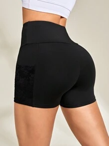 Easithlete 女性花邊拼接口袋設計緊身提臀運動短褲 - 黑色 - 查看 2