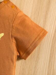 SHEIN Vintaside Kids Newborn/Infant Baby Boy Cartoon Giraffe Graphic Front Shoulder Button Short Sleeve Tee Romper, Baby Boy Rompers Baby Clothes Boy Giraffe Print Infant Boy Brown Baby 1M-18M - Brown - View 3