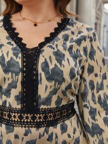 SHEIN Frenchy 大尺寸v領蕾絲拼接印花時尚連身裙 - 杏色 - 查看 4