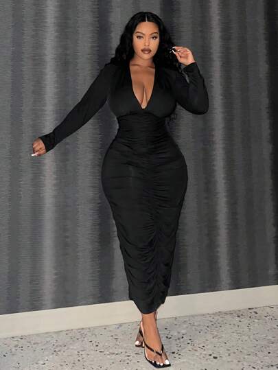 Slaydiva Plus Elegant Solid Color Slim Fit Deep V-Neck Ruched Plus Size Klänning