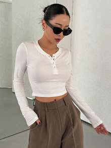 Dazy Star Của phụ nữ Vòng cổ Thon gọn Áo thun Với Màu thuần Và Nút Chi tiết - trắng - Xem 5