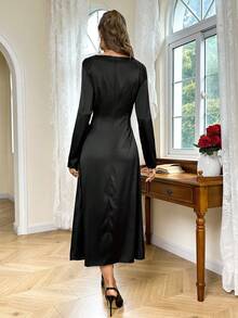 SHEIN Privé 百褶v領a字裙 - 黑色 - 查看 2