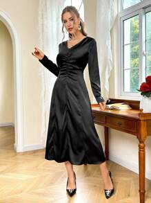 SHEIN Privé 百褶v領a字裙 - 黑色 - 查看 1