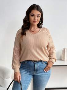 SHEIN Franclia 大尺碼女士純色蕾絲拼接v領t恤 - 卡其色 - 查看 3